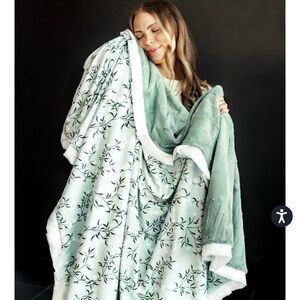 NWT- Minkey Couture Blanket